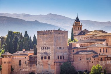 İspanya 'nın Granada kasabasındaki Mirador de San Nicolas' ın Alhambra sarayının manzarası. Antik kale açık mavi gökyüzünün altındaki dağlara kurulmuş..