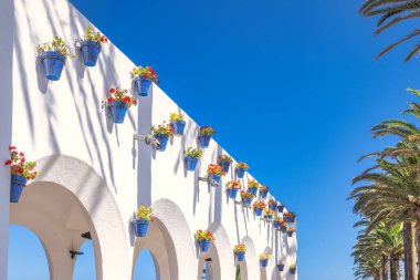 Nerja kasabası, İspanya 'nın güneyinde Endülüs' ün deniz kıyısında bir tatil beldesi. Canlı çiçekler bembeyaz bir duvarı kemerlerle süsleyerek güzel bir Akdeniz manzarası yaratıyor..