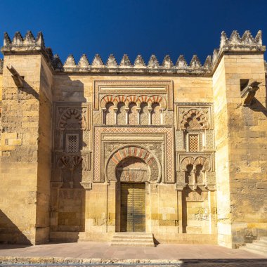Cordoba Camii Katedrali, İspanya 'nın Cordoba kasabasındaki Hz. Meryem Katedrali. Tarihi bir binanın süslü girişi. Karmaşık taş oymalar ve geniş kemerli kapı aralığı..