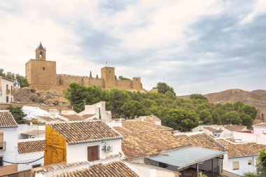 İspanya 'nın Antequera kasabasında, terasları olan bir kasabaya bakan antik bir şato. Tarih ve mimarinin resimli bir sahnesi..