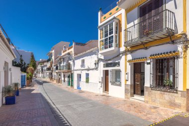 Nerja kasabası, İspanya 'nın güneyinde Endülüs' ün deniz kıyısında bir tatil beldesi. Büyüleyici bir kasabada güneşli bir sokak sahnesi, beyazlatılmış binalar ve geleneksel mimari.