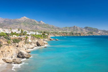 İspanya 'nın güneyindeki Endülüs' ün Costa del Sol sahil bölgesinde yer alan Nerja kasabası, Balcon de Europa meydanından manzaraya sahiptir. Turkuaz suyla çarpıcı kıyı manzarası.