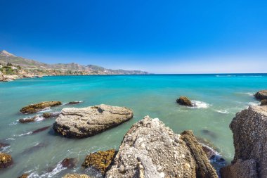 İspanya 'nın güneyindeki Endülüs' ün Costa del Sol sahil bölgesinde yer alan Nerja kasabası, Balcon de Europa meydanından manzaraya sahiptir. Turkuaz suyu ve kayalık kıyı şeridi ile sakin kıyı manzarası.