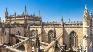 Seville Katedrali, Sevilla kasabası, Endülüs, İspanya, Avrupa 'daki Saint Mary Katedrali. Açık mavi gökyüzünün altındaki tarihi katedralin karmaşık çatıları.