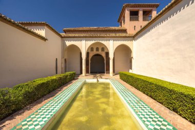 Alcazaba, Endülüs, İspanya, Avrupa 'daki Malaga şehrindeki saray ve kaleler. Yansıtıcı havuzu ve karmaşık mimarisi olan sakin bir avlu. Huzurlu bir vaha.