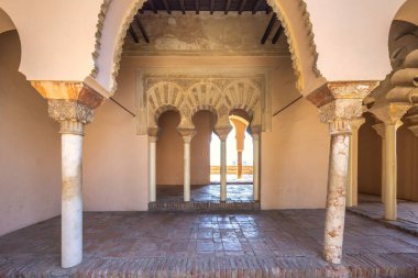Alcazaba, Endülüs, İspanya, Avrupa 'daki Malaga şehrindeki saray ve kaleler. Tarihi bir binadaki sütunları ve kemerleri süsleyin. Karmaşık detaylar ve sıcak ışık sakin bir atmosfer yaratır..