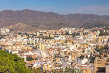 Malaga, Endülüs 'te deniz kenti, İspanya, Avrupa. Arkasında dağlar olan şehir manzarası manzarası. Yükseltilmiş bir bakış açısından geniş bir kentsel görünüm.