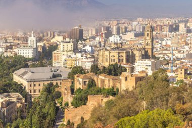 Malaga, Endülüs 'te deniz kenti, İspanya, Avrupa. Geniş bir katedrali ve modern mimarinin arasına yerleştirilmiş tarihi binaları olan bir şehrin panoramik manzarası..