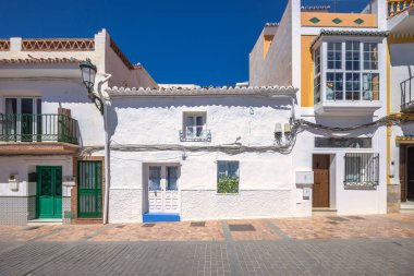 Nerja kasabası, İspanya 'nın güneyinde Endülüs' ün deniz kıyısında bir tatil beldesi. Beyazlatılmış evler güneşli bir caddede, geleneksel mimari ve canlı renkler sergileniyor..