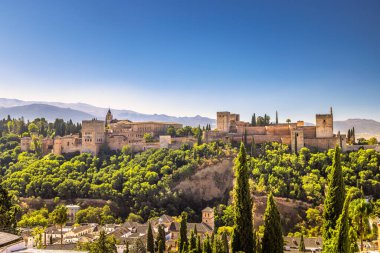 İspanya 'nın Granada kasabasındaki Mirador de San Nicolas' tan Alhambra Panoraması. Yeşillik ve manzaraya bakan yemyeşil bir tepede yuva yapmış antik bir kale..