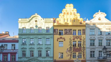 PILSEN, CZECH Cumhuriyet - 9 Ocak 2024: Kasabanın merkezindeki tarihi evler.