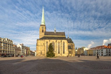 PILSEN, CZECH REPUBLIC - 11 Ocak 2024: The Square of the Republic 'teki St. Bartholomew Katedrali.