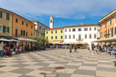 LAZISE, ITALY - 25 Mayıs 2024: Victor Emmanuel Meydanı, Lazise kasabası Garda Gölü kıyısında.