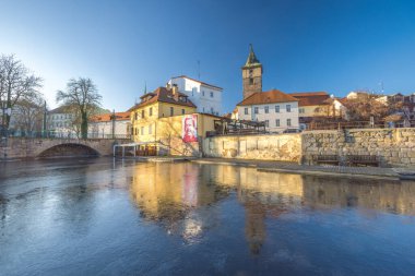 PILSEN, CZECH REPUBLIC - 9 HAZİRAN 2024: Çek Mlynska strouha 'da şehir parkı, Pilsen' s Venice olarak da bilinen şehir merkezinde dinlendirici alan.