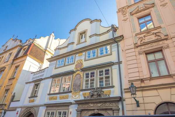 ПИЛЬСЕН, ЧЕШСКАЯ РЕСПУБЛИКА - 9 ЯНВАРЯ 2024 года: Исторические дома на Площади Республики.