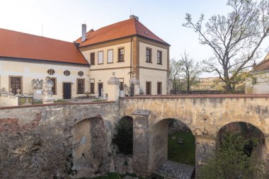 ZNOJMO, CZECH REPUBLIC - 30 Mart 2024: Znojmo Şatosu Güney Moravya Bölgesi 'nin tarihi kentinde.
