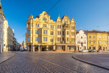 PILSEN, CZECH REPUBLIC - 9 HAZİRAN 2024: Cumhuriyet Meydanı 'ndaki tarihi evler.