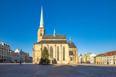 PILSEN, CZECH REPUBLIC - 9 HAZİRAN 2024: Cumhuriyet Meydanı 'ndaki St. Bartholomew Katedrali.
