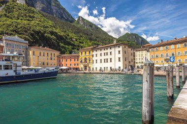 RIVA DEL GARDA, İtalya - 26 Mayıs 2024: Arka planda dağlarla Garda Gölü kıyısındaki kasaba manzarası.