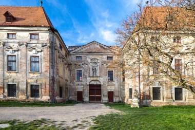 JAROSLAVICE, CZECH REPUBLIC - 17 Nisan 2024: Güney Moravya 'nın Znojmo bölgesinde Şato Jaroslavice gün batımında.