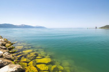 Nehrin ağzındaki Neretva nehri Adriyatik Denizi, Hırvatistan ve Avrupa 'ya akıyor. Sakin turkuaz deniz, kayalık kıyı şeridi, berrak mavi gökyüzünün altındaki uzak dağlar, doğanın dinginliğini ve güzelliğini çağrıştırıyor..