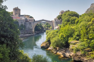 Stari Most köprüsü, Mostar kasabası, Bosna-Hersek, Avrupa 'daki Neretva Nehri üzerindeki eski köprü. Resimli taş köprü, sakin nehrin üzerinde zarif kemerler..