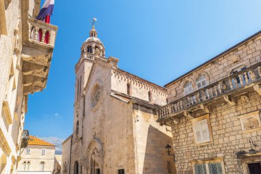 Hırvatistan, Avrupa 'daki Adriyatik Denizi' nin Korcula adasındaki Korcula kasabası. Taştan binaları ve açık mavi gökyüzü olan eski bir katedralin yer aldığı Avrupa mimarisi. Yaz güneşinde tuhaf şehir manzarası.