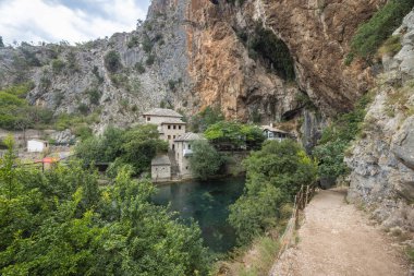 Bosna-Hersek 'in Mostar kenti yakınlarında Buna nehri olan Blagaj Tekke manastırı, Avrupa. Resmedilmeye değer nehir kenarı köyü yüksek bir uçurumun kenarında..