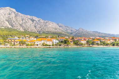 Hırvatistan, Avrupa 'daki Peljesac Yarımadası' nın deniz kıyısında. Idyllic Coastal Village: Görkemli dağlar ve turkuaz deniz manzaralı büyüleyici bir Avrupa köyünün manzarası.
