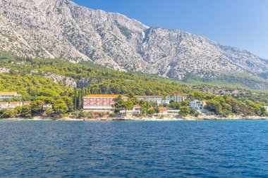 Hırvatistan, Avrupa 'daki Peljesac Yarımadası' nın deniz kıyısında. Bir dağa karşı kurulmuş sahil beldesi, gösterişli mimari, yemyeşil, ve dingin mavi deniz.