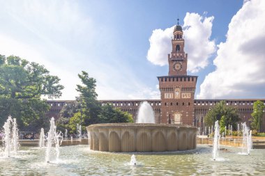 MİLAN, İTALYA - 29 MAYIS 2024 Sforza Kalesi 'nin önündeki çeşmeler.