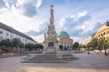 Pecs, Macaristan - 13 Temmuz 2024: Szechenyi Meydanı. Şehir meydanında heykelleri olan bir anıt ve kubbeli bir bina var. Bulutlu mavi gökyüzü.