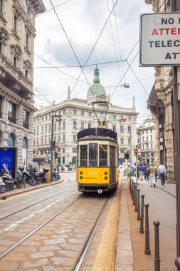 MILAN, ITALY - 29 Mayıs 2024: Şehir merkezindeki tarihi tramvay.