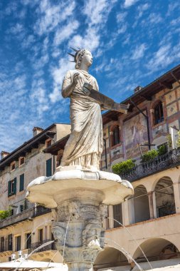 VERONA, ITALY - 27 Mayıs 2024: Fountain Madonna Verona, Piazza delle Erbe Meydanı 'ndaki Roma heykeli.