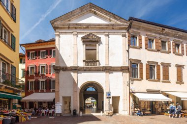 RIVA DEL GARDA, İtalya - 26 Mayıs 2024: Garda Gölü kıyısında bir cadde.