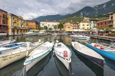MALCESINE, İtalya - 30 Mayıs 2024: Garda Gölü kıyısındaki liman.