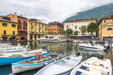 MALCESINE, İtalya - 30 Mayıs 2024: Garda Gölü kıyısındaki liman.