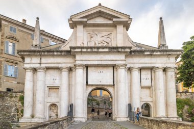 BERGAMO, İtalya - 28 Mayıs 2024: Bergamo 'nun tarihi binaları.