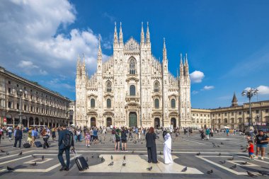 MILAN, ITALY - 29 Mayıs 2024: Güneşli bir günde Piazza del Duomo Meydanı 'ndan Milan Katedrali.