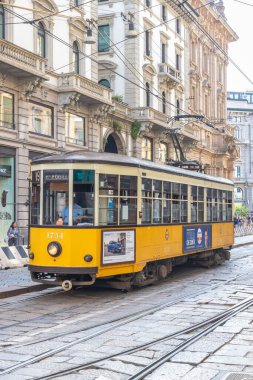MILAN, ITALY - 29 Mayıs 2024: Şehir merkezindeki tarihi tramvay.
