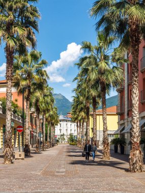 RIVA DEL GARDA, İtalya - 26 Mayıs 2024: Garda Gölü kıyısında bir cadde.