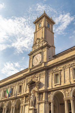 MILAN, ITALY - 29 Mayıs 2024 Piazza del Duomo Meydanı 'ndaki saat kulesi.