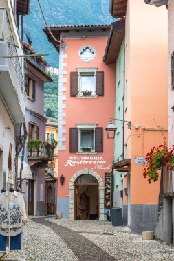 MALCESINE, ITALY - 30 Mayıs 2024: Kasaba merkezinde Garda Gölü kıyısında dükkanları olan Stone Caddesi.