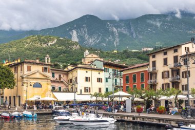 MALCESINE, İtalya - 30 Mayıs 2024: Garda Gölü kıyısındaki liman.