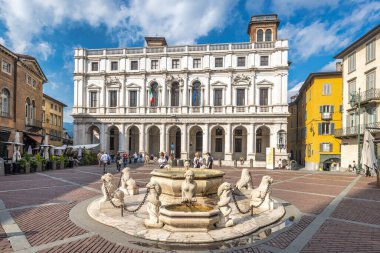 BERGAMO, İTALYA - 28 Mayıs 2024: Bergamo 'daki Piazza Vecchia Meydanı.