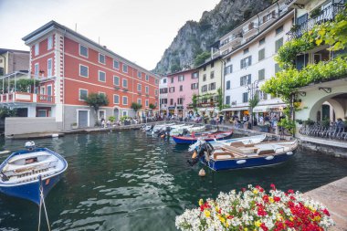LİMON SUL GARDA, İTALYA - 26 MAYIS 2024: Garda Gölü kıyısındaki kasabada gezinti.