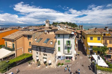 SIRMIONE, İtalya - 28 Mayıs 2024: Güneşli bir günde Garda Gölü 'ndeki Scaligero Kalesi' nden şehrin manzarası.