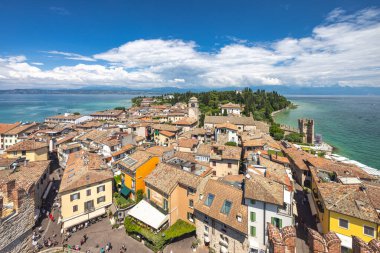 SIRMIONE, İtalya - 28 Mayıs 2024: Güneşli bir günde Garda Gölü 'ndeki Scaligero Kalesi' nden şehrin manzarası.