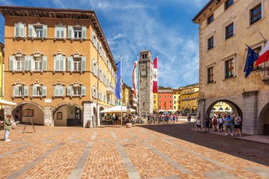 RIVA DEL GARDA, İtalya - 26 Mayıs 2024: Garda Gölü kıyısındaki Piazza San Rocco Meydanı.