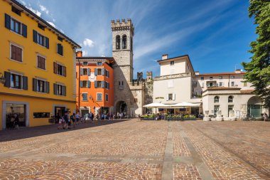 RIVA DEL GARDA, ITALY - 26 Mayıs 2024: St. Michael 's Gate ile Piazza Cavour Meydanı.